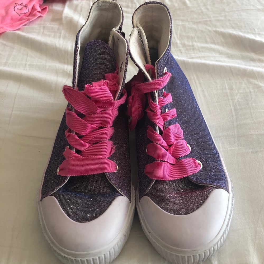 Girls Size 5 High Top Converse Shoes.